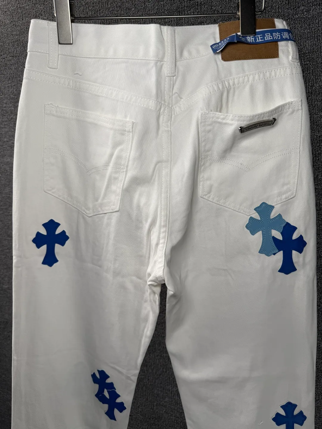P230 💰 (Top version) Chrome Hearts/Chrome Hearts Classic white and blue series colored leather cross washed color fabric unisex denim trousers Vibe style straight stacked god-level version Carbon fine bias denim color cloth Old vintage full set of hardware - Chrome Hearts white cow series The high version uses high-ounce customized fabrics, fermentation washing and soft color fixation, soft and thick to wear, the details are all made by hand-polished craftsmanship, all-over printed jacquard fabric Unique design style. Through multiple processes to create a full retro feel. Unique niche non-contrast shirt. Customized distressed spray-painted buttons. Craftsmanship in every detail. Color: white and blue. Size: 28-30-32-34 (corresponding to S-M-L-XL)
